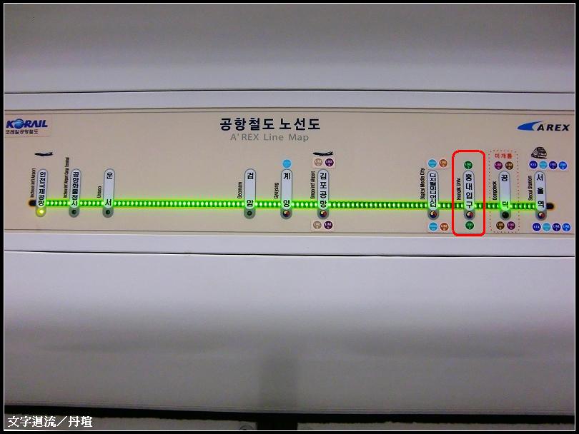 到弘大再轉一站地鐵就到新村，方便。