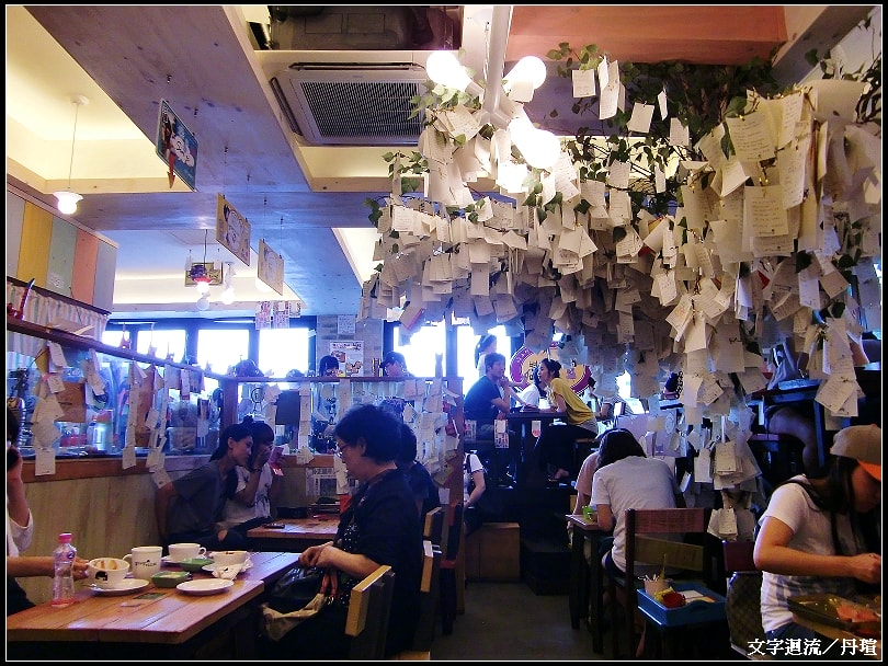 店內真的掛滿了便條紙，店內空間頗小