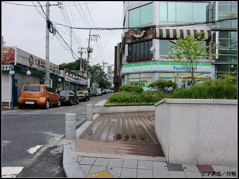 2011年8月1日~一早出門前在飯店附近找到了"紅薯夫婦"雙生日那集容和等車的地點~~