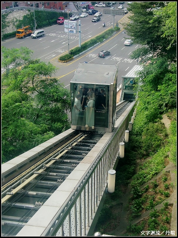 下纜車後一旁有透明電梯省了爬山的時間~