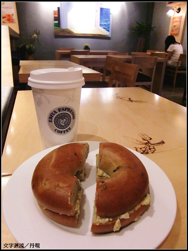 2011年8月2日，發現住宿飯店旁就有一家EDIYA咖啡，所以來吃早餐～