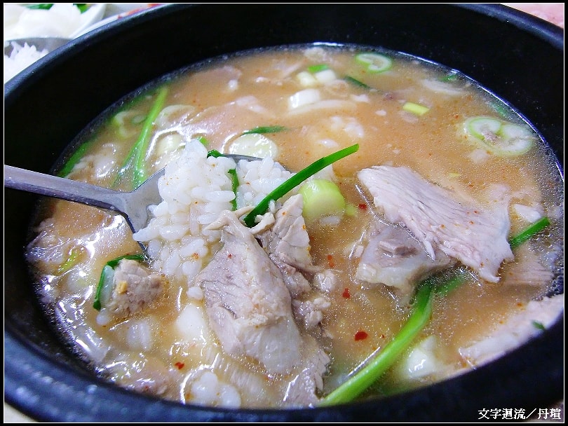 豬肉湯本身比較清淡，所以很適合搭配重口味的小菜，加入白飯好吃～