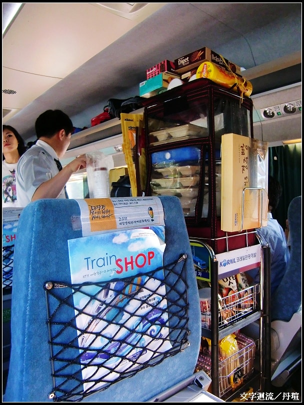 車上有小推車販賣各種食品