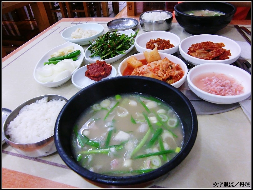 豬肉湯飯加小菜、配料