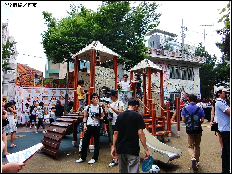 到弘大附近閒逛，人超～級多，小公園的Free Market擠滿了人