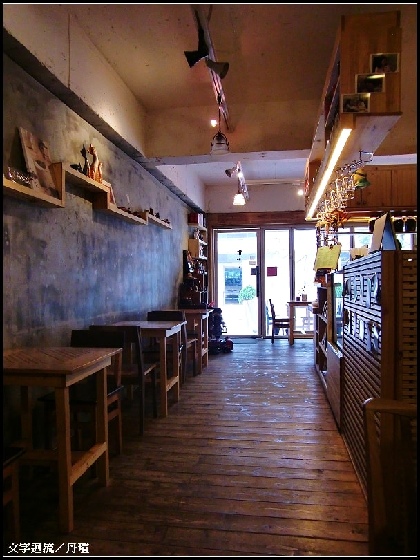 店內看起來很寬，但其實座位不多，是溫暖小店