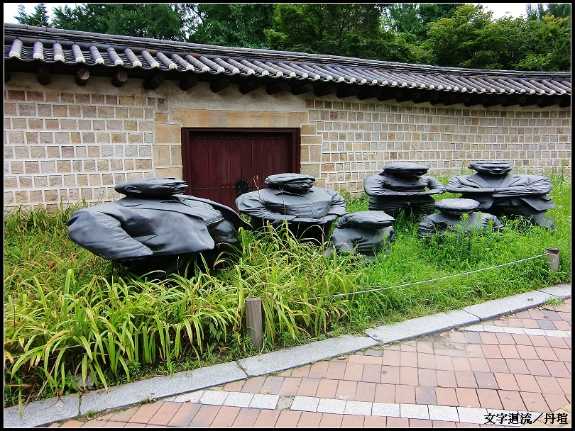 路旁石雕，不是我壓縮照片，是石雕真的就是做壓扁的人像