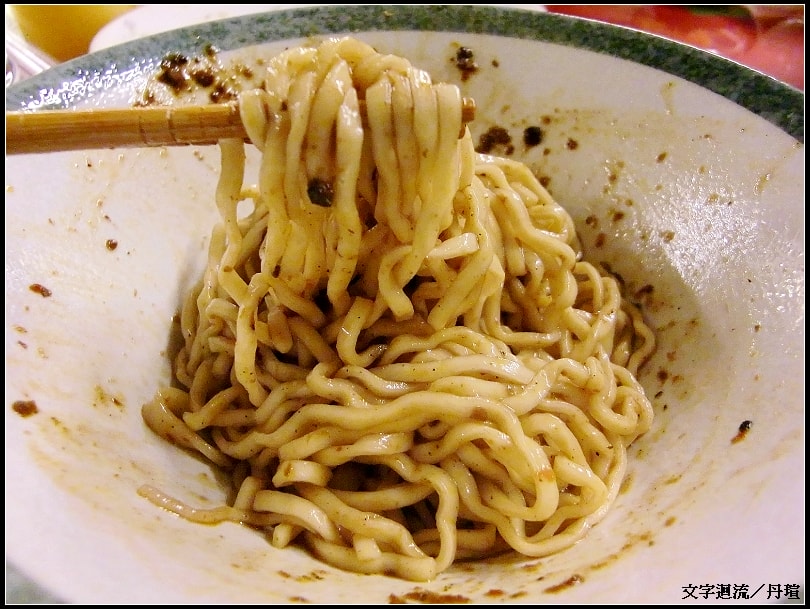 麻辣乾麵~搭配手工細拉麵~香麻帶勁!