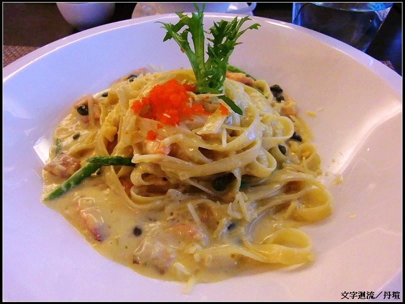 蘇格蘭煄鮭魚寬蛋麵佐酸豆蘆筍花