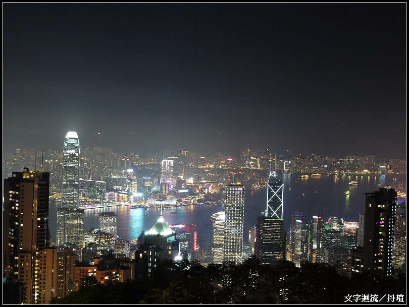 邊拍邊吹冷風發抖