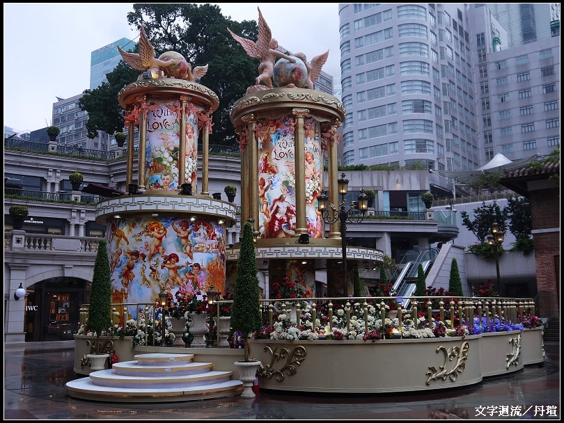 中庭的大型裝飾很美