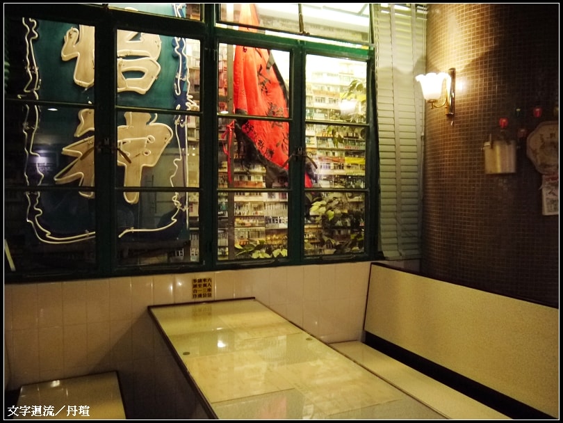 復古裝潢(其他座位滿滿人潮未拍) 復古裝潢(其他座位滿滿人潮未拍)