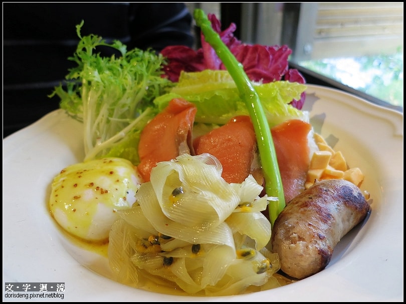 燻鮭魚班尼迪克蛋佐蘆筍肉腸