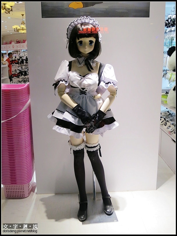 玩具店外的女僕等身公仔