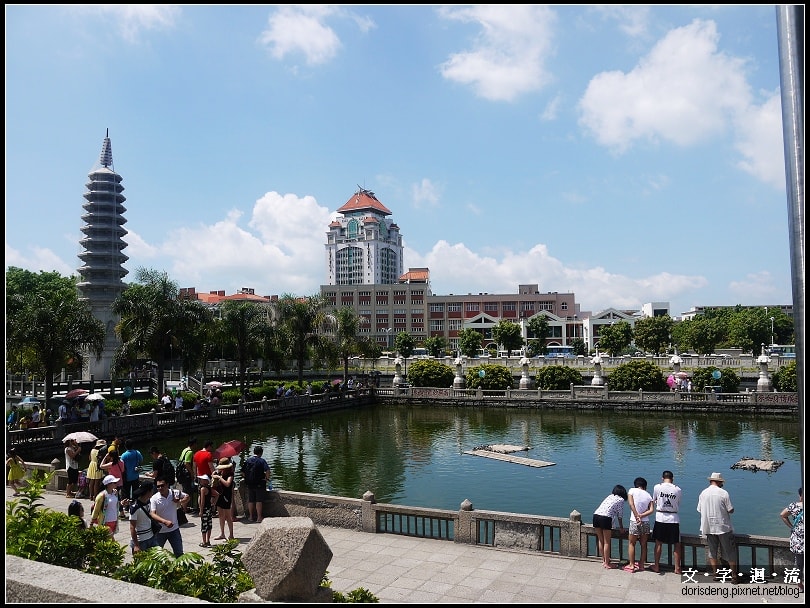 寺前湖景，對面是廈門大學