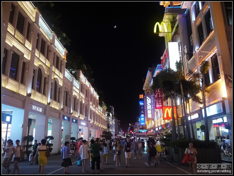 連棟的騎樓建築挺美的