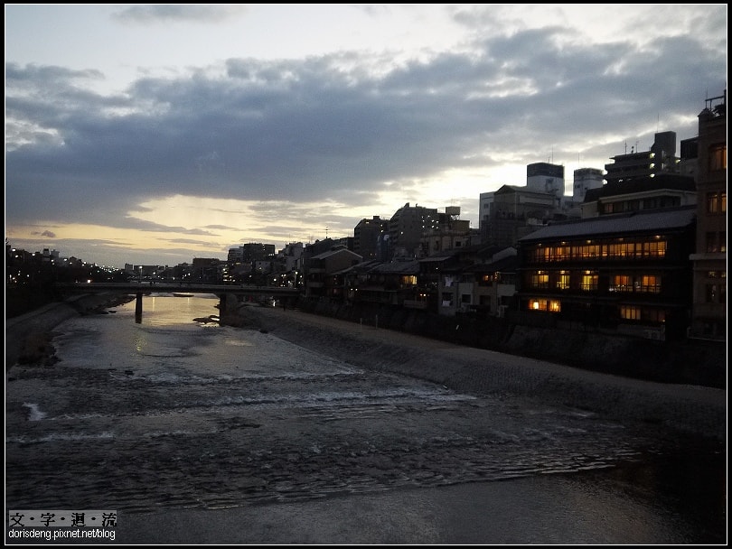 鴨川旁
