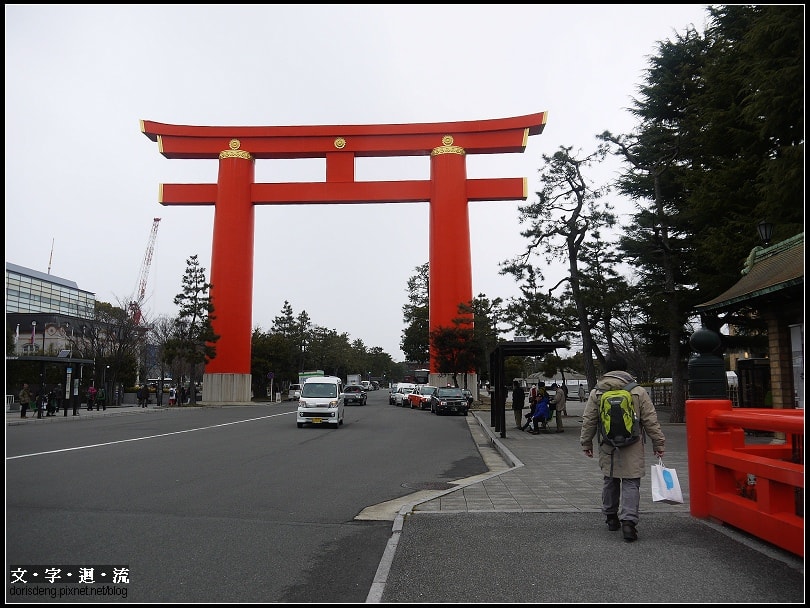 平安神宮附近的超大型鳥居 平安神宮附近的超大型鳥居