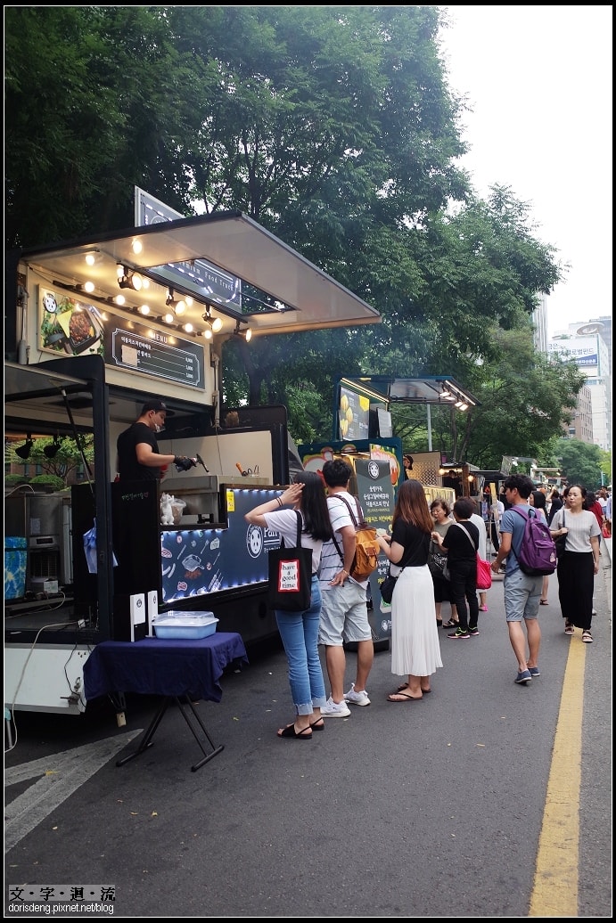 另一區是餐車區