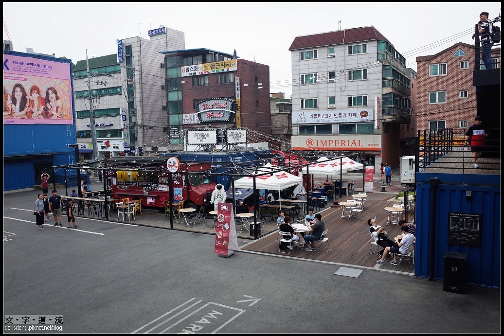 2棟建築中間有餐車