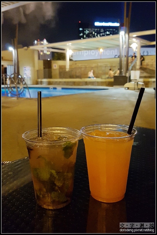 酒店泳池旁喝杯酒乘涼