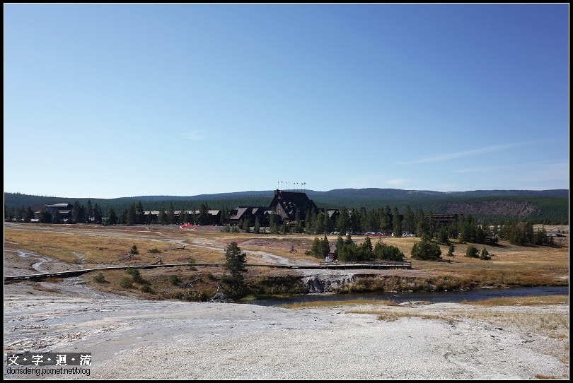 步道上散落各種地熱景觀