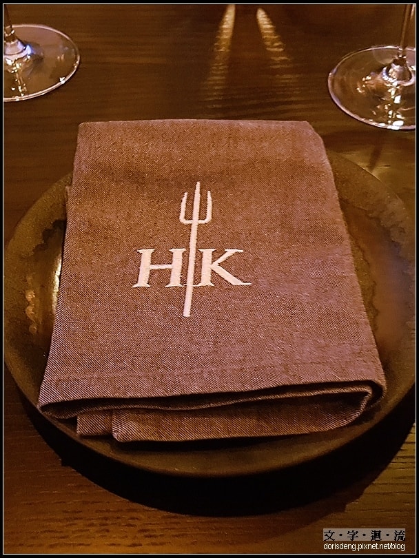 餐巾上也繡著HK